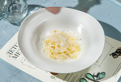 Домашние спагетти с органическим сыром и сливочным соусом