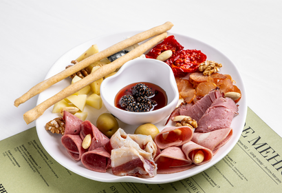 Большая тарелка закусок к вину 