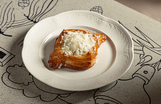 Слойка с курицей, сыром и соусом морне